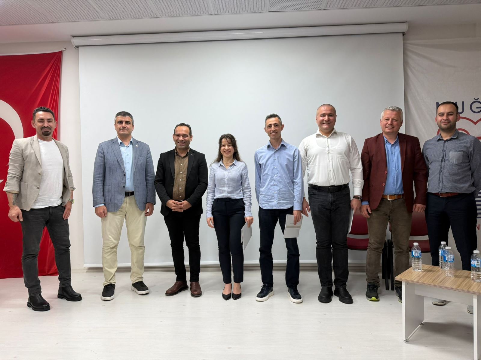 Seminer sonunda çekilen toplu hatıra fotoğrafı, günün başarısını ve ekibin uyumunu yansıtıyor. Konuşmacıların ve akademik kadronun bir arada yer aldığı bu kare, etkinliğin hem profesyonel bir iş birliği hem de güçlü bir dayanışma ile tamamlandığının güzel bir nişanesi niteliğinde.